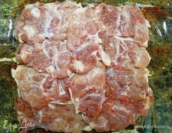 Выкладываем на специи куриные бедра в форме прямоугольника кожей вниз.