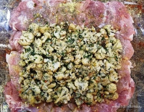 Распределяем цветную капусту, не доходя до краев.