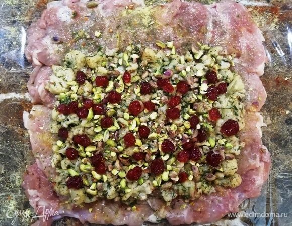 На цветную капусту выкладываем слегка измельченные фисташки и вяленую вишню.