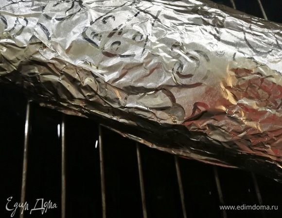 Затем оборачиваем рулет в 2 слоя фольги. Я запекаю рулет на противне с решеткой. На дно наливаю немного воды. Отправляем в духовку на 1 час, температура 200°С.