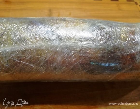 Вынимаем рулет из духовки и аккуратно снимаем фольгу, не повредив пленку. Теперь рулет необходимо охладить в течение 1,5 часов в холодильнике. Можно оставить на ночь.