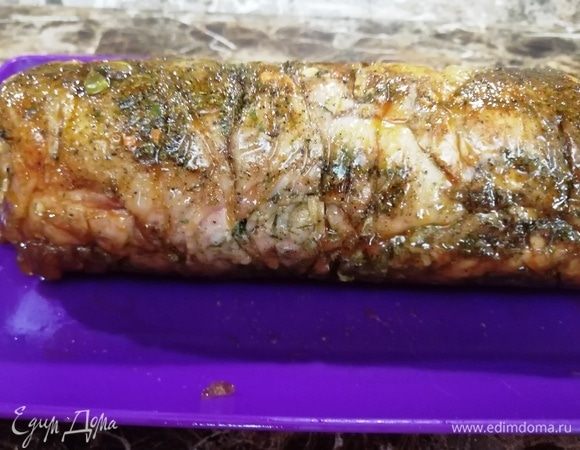 Аккуратно снимаем пленку. На этом этапе можете остановиться, у нас получилась вкуснейшая курино-овощная ветчина. Нарезаем и подаем. А мы пойдем дальше.