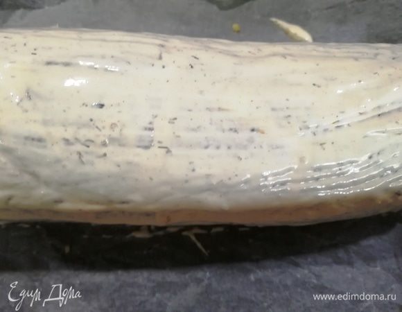 Смазываем рулет сметаной.