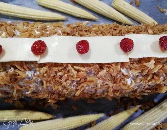 Посыпаем сушеным жареным луком. Украшаем пластинками сыра и вишней. Отправляем в духовку на 30 минут, температура 180°С.