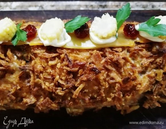 Можно украсить рулет и подать на стол целиком.