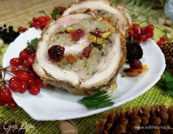 А можно порционно нарезать. Как видите, рулет очень сочный. Жаль, аромат не передать.