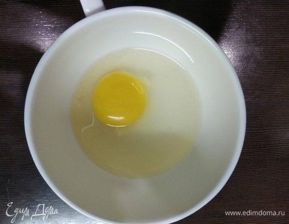 В отдельной мисочке соединяем желток, воду, соль и сахар. Тщательно взбиваем вилкой и вливаем в мучную смесь. Затем руками начинаем месить тесто.