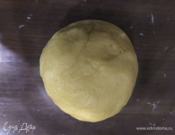 В итоге у нас должна получиться пластичная масса, которая сформируется в шар. Обматываем шар в пленку и отправляем отдыхать в холодильник на 30 минут.