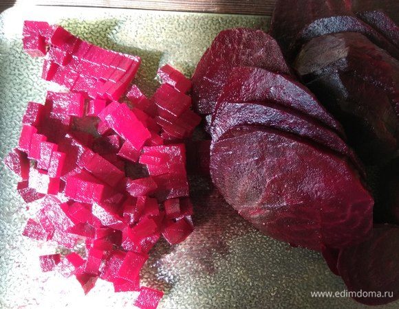 За это время сделаем релиш. Вареную свёклу очищаем и нарезаем мелким кубиком. Из половины лимона выжимаем сок.