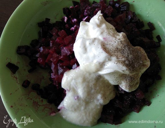 Соединяем свеклу, сметану, столовый хрен, сок лимона, по щепотке соли и перца.