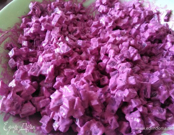 Перемешиваем до однородного пурпурного цвета, пробуем на соль-перец, накрываем пленкой и также отправляем в холодильник настаиваться. Соус этот можно приготовить заранее и хранить в течение 2-х дней, он чудесно впишется к любому мясу.