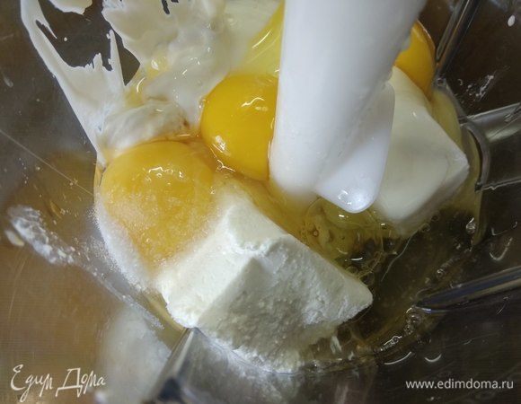 За это время готовим начинку. Соединяем творог, сметану, яйца, соль, соевый соус и лимонный сок. Взбиваем до однородности. Сыр нарезаем тонкими пластинками.