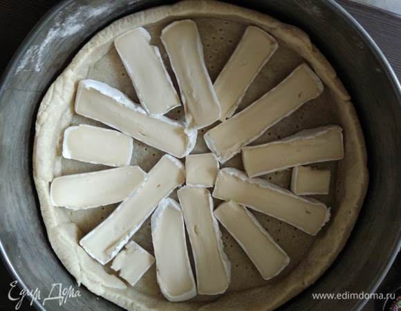 Достаем форму из духовки, аккуратно, чтобы не обжечься, выкладываем на дно ломтики камамбера.