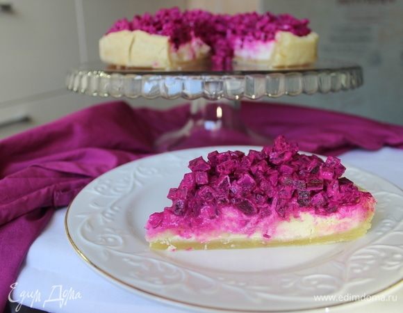 Пирог вкусен как теплым, так и на следующий день из холодильника. Балуйте себя и своих близких вкусняхами и пусть всем всегда будет вкусно! С праздником!