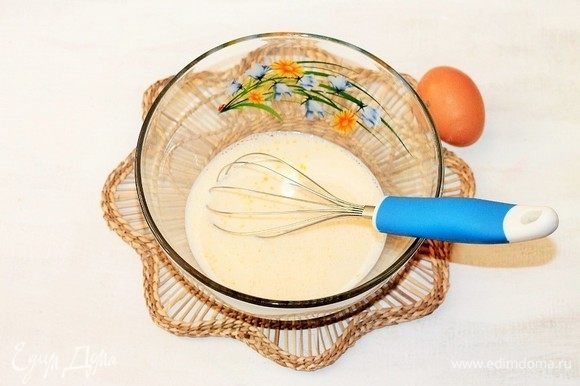 Взбить венчиком яйцо (крупное) и добавить молоко, перемешать.