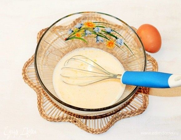 Взбить венчиком яйцо (крупное) и добавить молоко, перемешать.