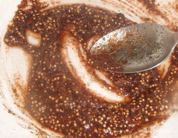 Приготовить соус из специй, растительного масла и соевого соуса.