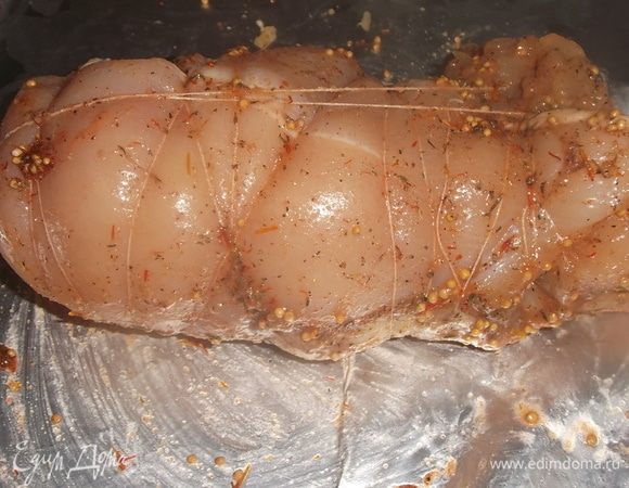 Свернуть рулетом, перевязать ниткой. Уложить на фольгу.