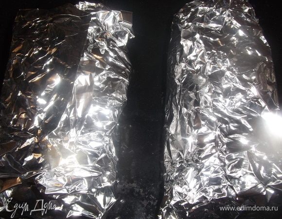 Завернуть и поставить в разогретую духовку. Запекать при 200°C 20 минут.