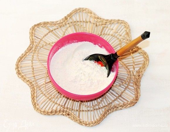 Муку просеять и смешать с солью.