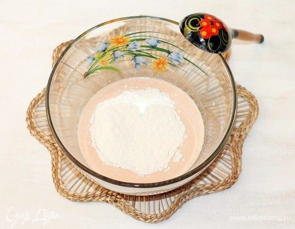 Небольшими порциями вмешать в жидкую смесь мучную и замесить тесто без комочков.