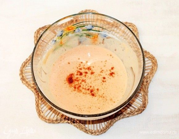 Добавить в тесто молотый красный сладкий перец. Поставить миску с тестом в сторону на 15–20 минут.