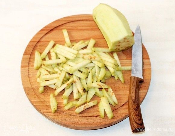 Баклажан очищаем от шкурки, нарезаем полосками (как на фото) или небольшими дольками и добавляем к грибам.