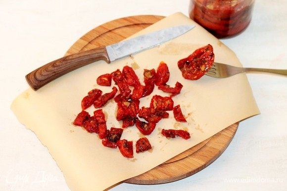 Вяленые чесночные помидоры (12 половинок) очищаем от шкурки (желательно), нарезаем небольшими дольками и отправляем к овощам. Готовим на слабом огне минут 5.