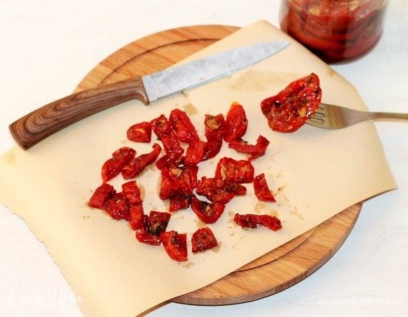 Вяленые чесночные помидоры (12 половинок) очищаем от шкурки (желательно), нарезаем небольшими дольками и отправляем к овощам. Готовим на слабом огне минут 5.