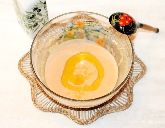 В настоявшееся тесто добавляем 1 ст. л. оливкового масла и перемешиваем.