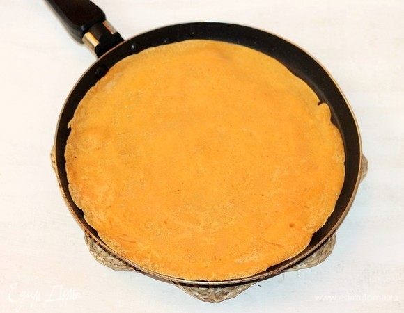 Смазываем чистую сковороду (диаметр 24 см) растительным маслом (только один раз). И жарим на раскаленной сковороде блины с двух сторон. У меня получилось 5 штук. Один блин взяли на пробу, осталось 4.