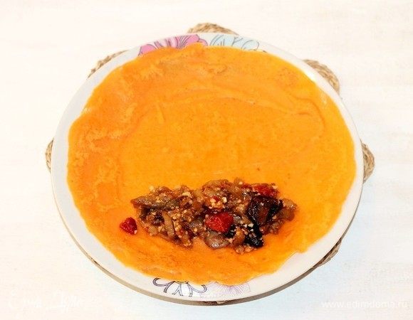 Кладем на блинчик начинку.