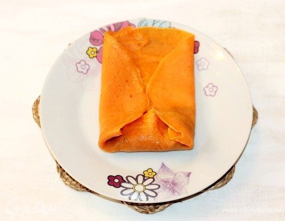 И заворачиваем начинку в блины.