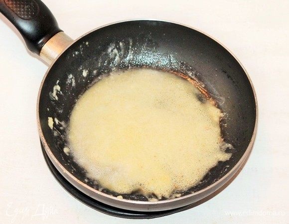 На растопленном сливочном масле обжариваем муку.