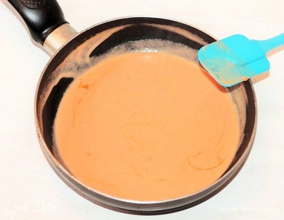 Добавляем молочную смесь в мучную и, периодически перемешивая, доводим соус до небольшого загустения.