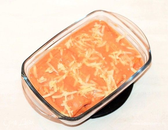 Формочку для выпечки смазываем (дно) растительным маслом и выкладываем блинчики. Заливаем блины соусом, накрываем верх формочки фольгой (не плотно) и отправляем в разогретую до 180°C духовку на 15 минут.