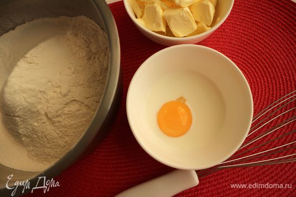 В небольшой миcке смешать молоко, сахар, соль. У яйца отделить белок от желтка. Добавить яичный желток, перемешать.