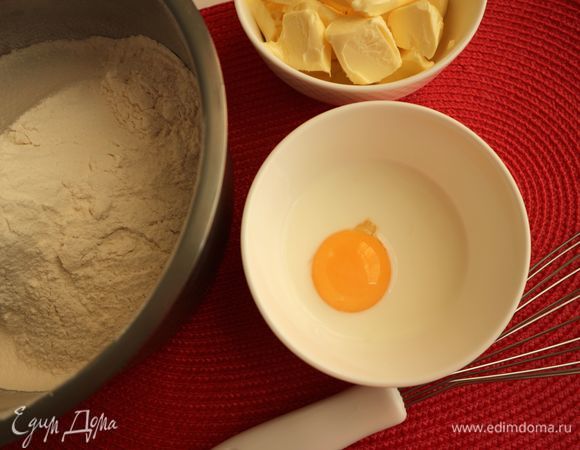 В небольшой миcке смешать молоко, сахар, соль. У яйца отделить белок от желтка. Добавить яичный желток, перемешать.