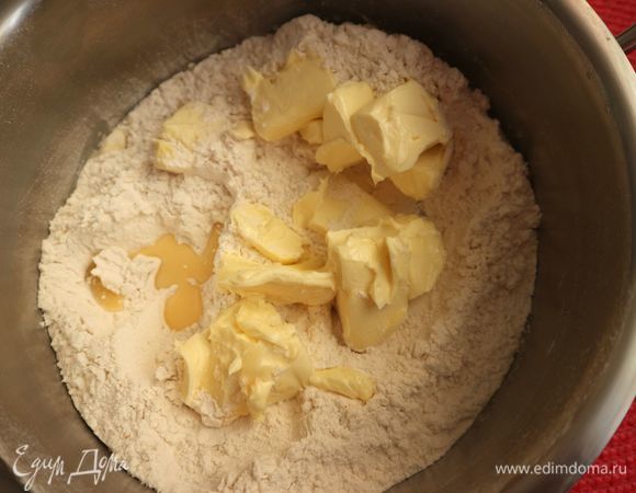 Добавить к муке масло, яично-молочную смесь, перемешать руками аккуратно, втирая масло в муку, смешивать недолго, легкими движениями до однородного состояния. Если вы будете смешивать долго, готовое тесто потеряет нежность.