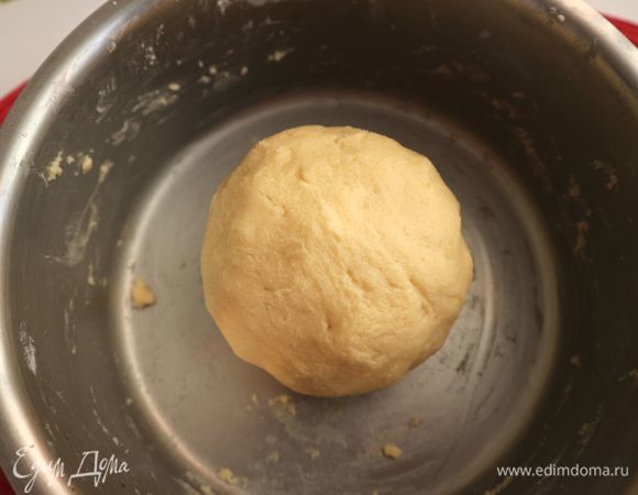 Скатать тесто в шар, завернуть в пленку, убрать в холодильник на 1 час.