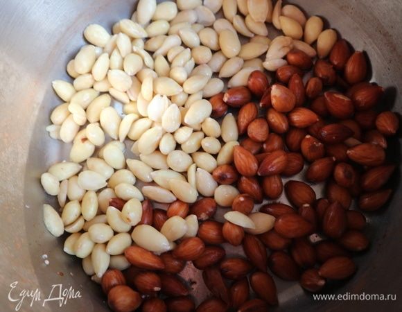 Если нет готовой миндальной муки, ее можно приготовить. Для этого надо избавить миндаль от шелухи. Поместить его в сотейник, залить горячей водой, дать ему прокипеть минут 5, откинуть на сито, затем выложить на полотенце, накрыть миндаль частью полотенца, слегка потереть полотенцем, чтобы удалить шелуху. Дать немного просохнуть. Поместить на сухую горячую сковороду, просушить на небольшом огне. Дать остыть.