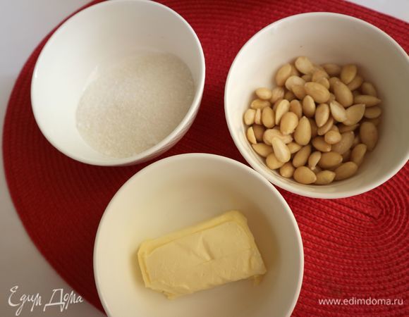 Духовку разогреть до 190°C. Приготовить миндаль, сахар, масло, необходимые для приготовления крема.