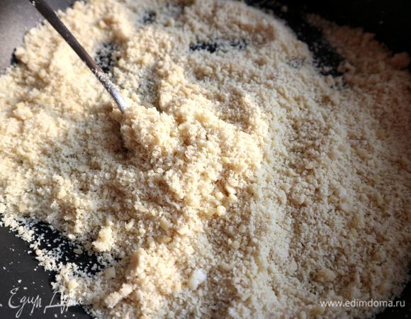 Поместить в блендер миндаль, измельчить в муку. Я обычно измельчаю в блендере более крупную партию миндаля, сразу на несколько тартов. Слегка обжарить муку из миндаля на сухой сковороде.