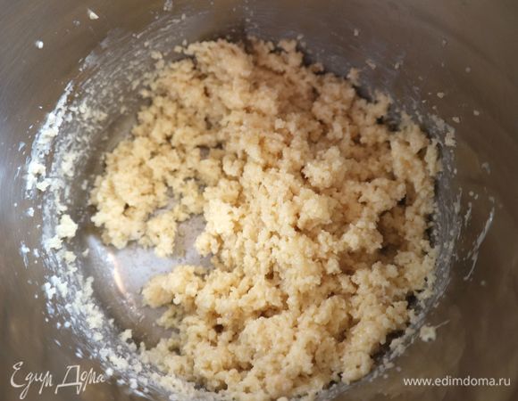 Взбить миксером 70 г сливочного масла, 70 г сахара (или сахарной пудры), 70 г миндальной муки.