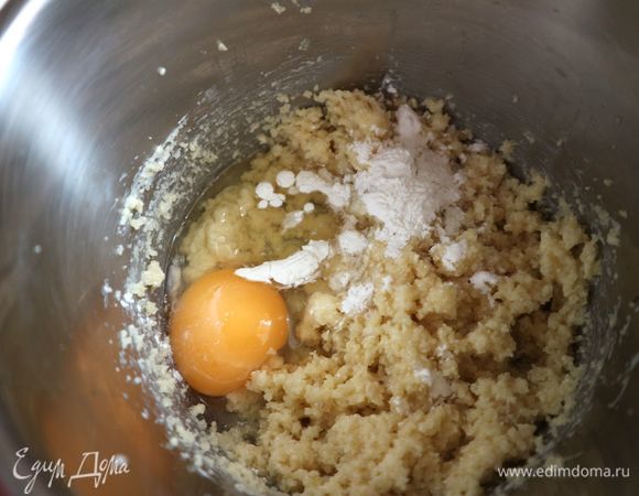 Добавить яйцо, коньяк, кукурузный крахмал.