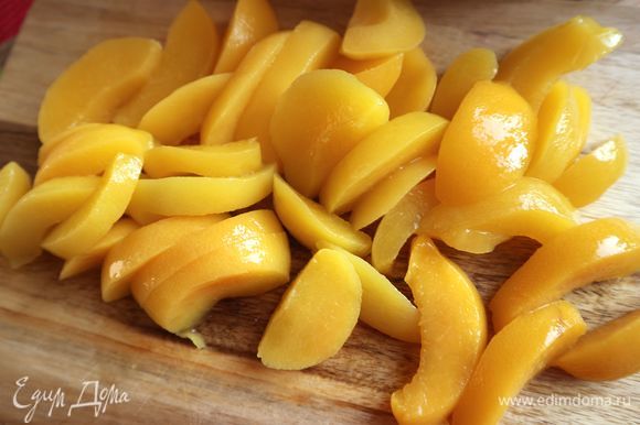 Затем порезать персики на дольки. Можно использовать другие консервированные фрукты, часто, к примеру, используют грушу.