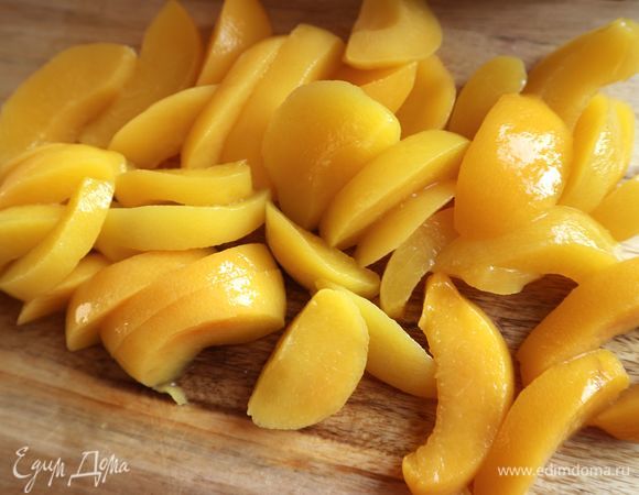 Затем порезать персики на дольки. Можно использовать другие консервированные фрукты, часто, к примеру, используют грушу.