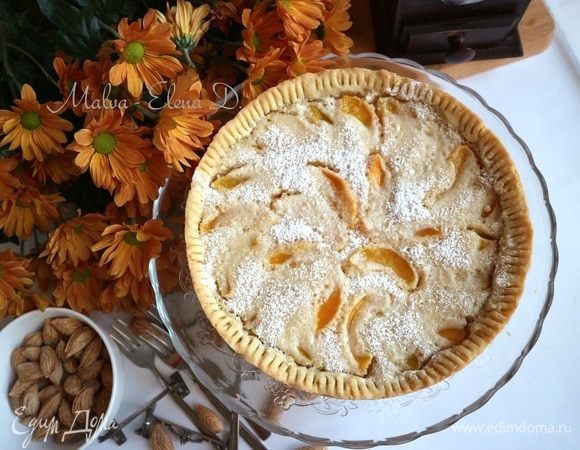 Аккуратно снять дно формы, помогая длинным ножом с широким лезвием. Обсыпать через сито сахарной пудрой.