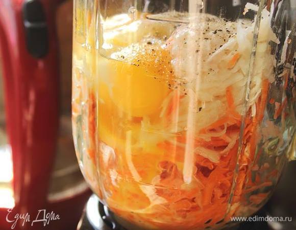 Картофель, морковку натереть. В блендере смешать с яйцами, солью, черным перцем, ржаной мукой и пекарским порошком.