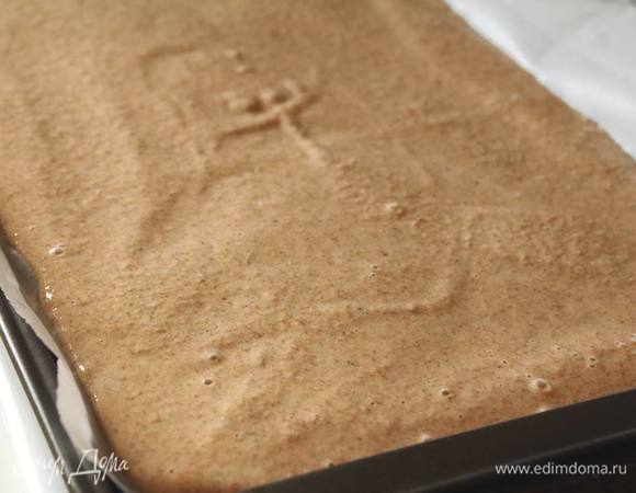 Вылить на противень, застеленный пекарской бумагой, и поставить в разогретую до 180°C духовку минут на 15.